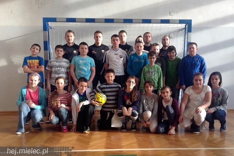Jak piłkarze FKS Stali Mielec grali z uczniami Szkoły Podstawowej w Podleszanach