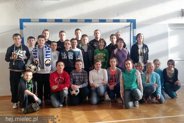 Jak piłkarze FKS Stali Mielec grali z uczniami Szkoły Podstawowej w Podleszanach