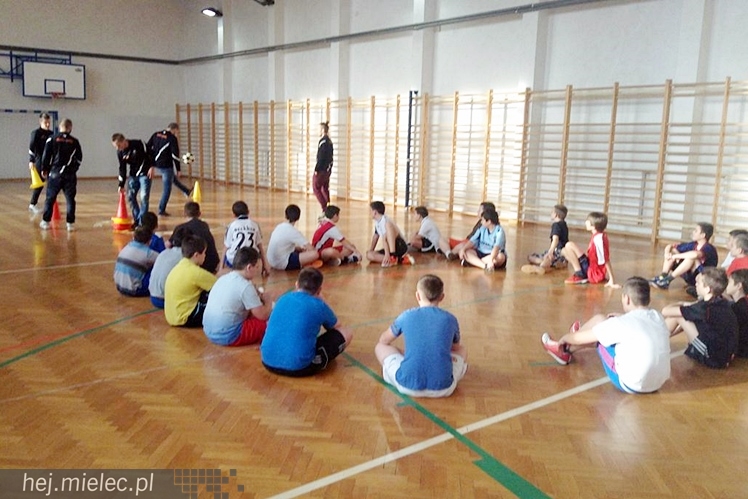 Jak piłkarze FKS Stali Mielec grali z uczniami Szkoły Podstawowej w Podleszanach