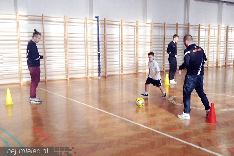 Jak piłkarze FKS Stali Mielec grali z uczniami Szkoły Podstawowej w Podleszanach