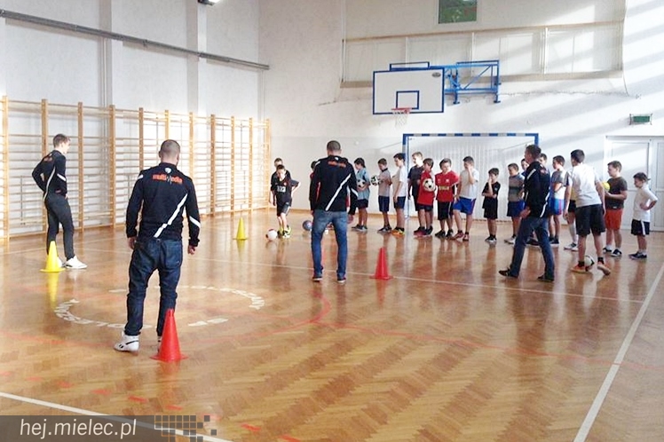 Jak piłkarze FKS Stali Mielec grali z uczniami Szkoły Podstawowej w Podleszanach