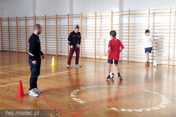Jak piłkarze FKS Stali Mielec grali z uczniami Szkoły Podstawowej w Podleszanach