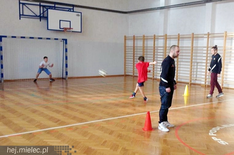 Jak piłkarze FKS Stali Mielec grali z uczniami Szkoły Podstawowej w Podleszanach