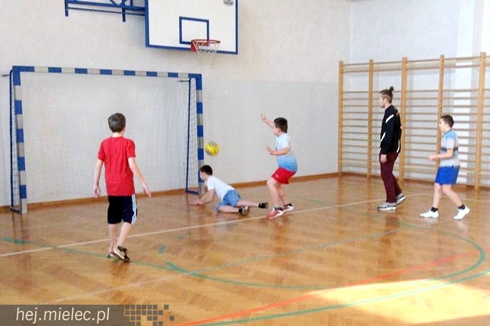 Jak piłkarze FKS Stali Mielec grali z uczniami Szkoły Podstawowej w Podleszanach