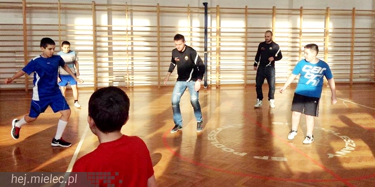 Jak piłkarze FKS Stali Mielec grali z uczniami Szkoły Podstawowej w Podleszanach