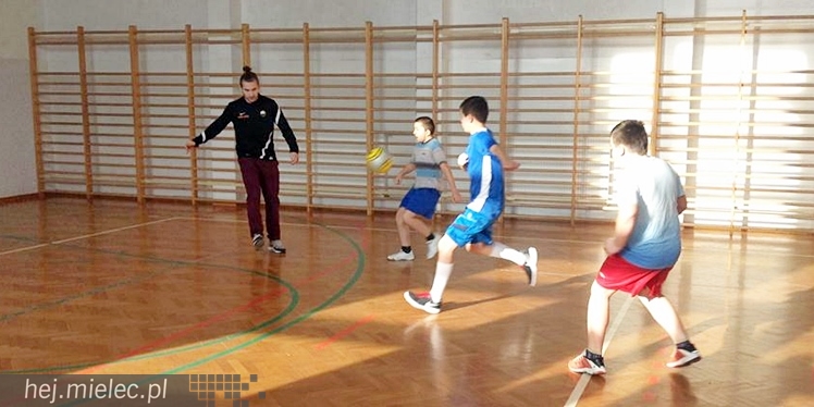 Jak piłkarze FKS Stali Mielec grali z uczniami Szkoły Podstawowej w Podleszanach