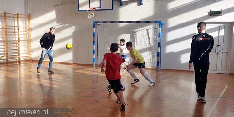 Jak piłkarze FKS Stali Mielec grali z uczniami Szkoły Podstawowej w Podleszanach