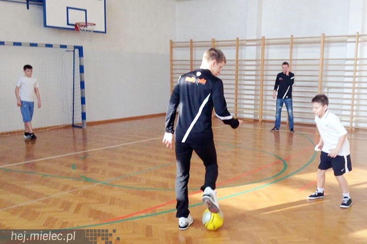 Jak piłkarze FKS Stali Mielec grali z uczniami Szkoły Podstawowej w Podleszanach