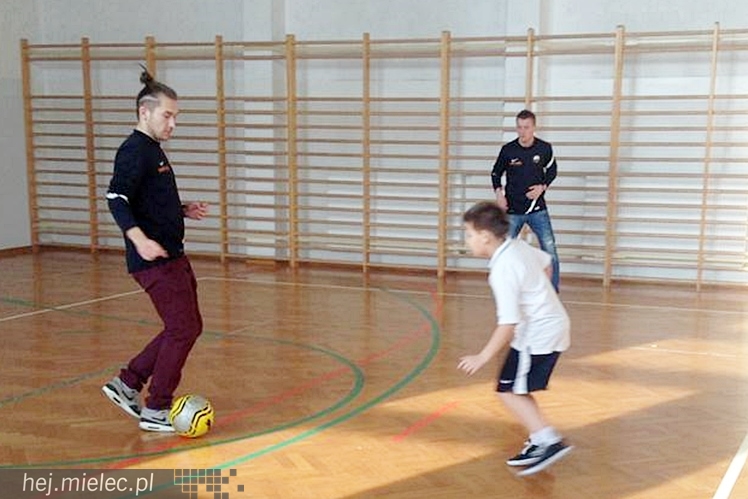 Jak piłkarze FKS Stali Mielec grali z uczniami Szkoły Podstawowej w Podleszanach