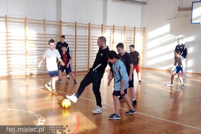 Jak piłkarze FKS Stali Mielec grali z uczniami Szkoły Podstawowej w Podleszanach