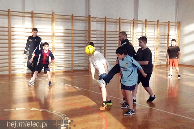 Jak piłkarze FKS Stali Mielec grali z uczniami Szkoły Podstawowej w Podleszanach