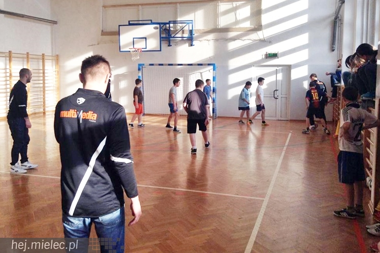 Jak piłkarze FKS Stali Mielec grali z uczniami Szkoły Podstawowej w Podleszanach