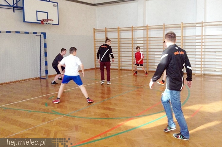 Jak piłkarze FKS Stali Mielec grali z uczniami Szkoły Podstawowej w Podleszanach