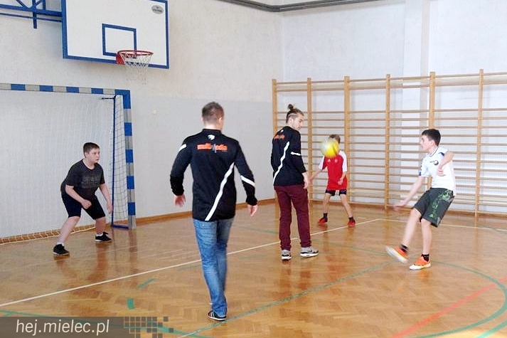 Jak piłkarze FKS Stali Mielec grali z uczniami Szkoły Podstawowej w Podleszanach