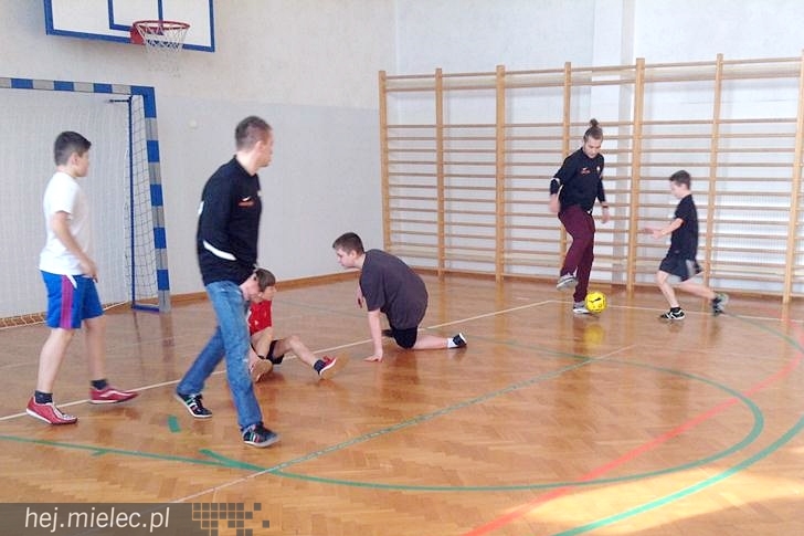 Jak piłkarze FKS Stali Mielec grali z uczniami Szkoły Podstawowej w Podleszanach