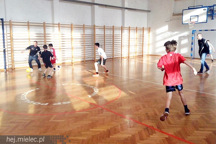 Jak piłkarze FKS Stali Mielec grali z uczniami Szkoły Podstawowej w Podleszanach