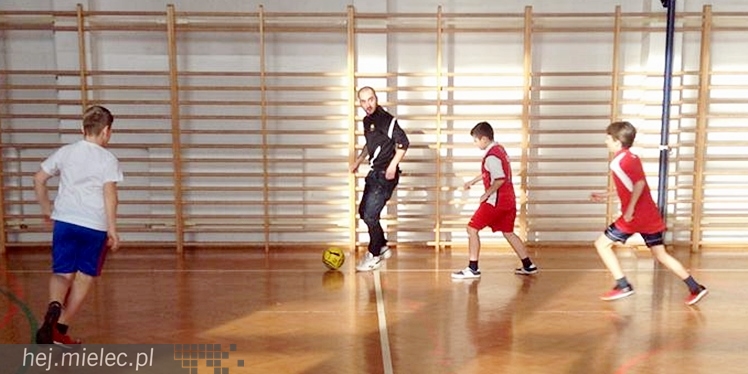 Jak piłkarze FKS Stali Mielec grali z uczniami Szkoły Podstawowej w Podleszanach