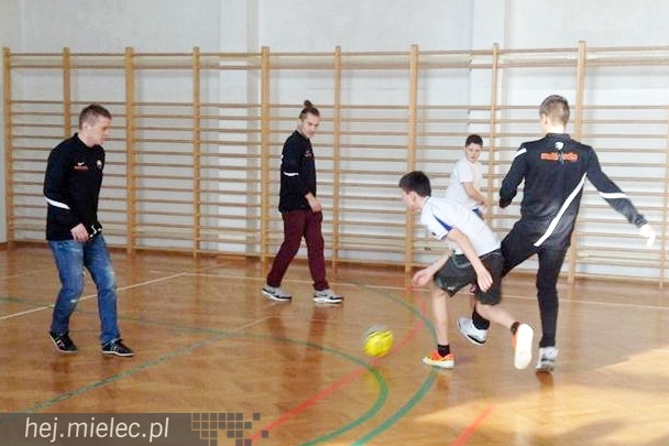 Jak piłkarze FKS Stali Mielec grali z uczniami Szkoły Podstawowej w Podleszanach