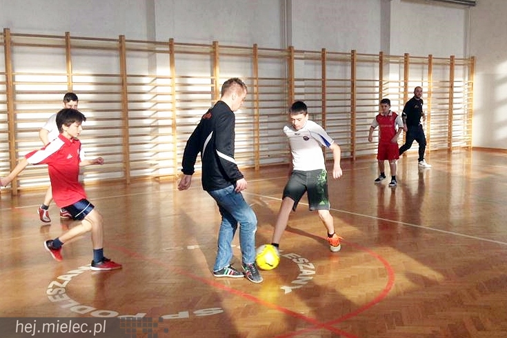 Jak piłkarze FKS Stali Mielec grali z uczniami Szkoły Podstawowej w Podleszanach