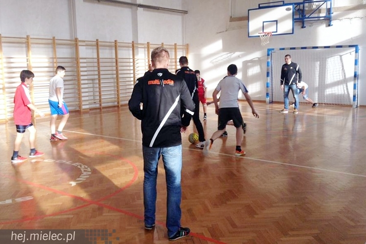 Jak piłkarze FKS Stali Mielec grali z uczniami Szkoły Podstawowej w Podleszanach
