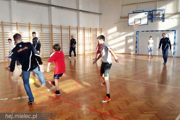 Jak piłkarze FKS Stali Mielec grali z uczniami Szkoły Podstawowej w Podleszanach