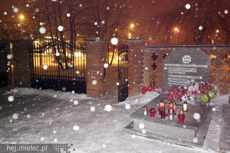 Cześć i chwała bohaterom - w śnieżycy na Cmentarzu Parafialnym w Mielcu