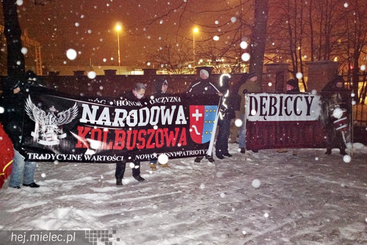 Cześć i chwała bohaterom - w śnieżycy na Cmentarzu Parafialnym w Mielcu