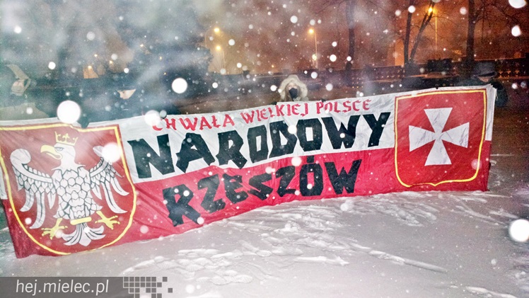 Cześć i chwała bohaterom - w śnieżycy na Cmentarzu Parafialnym w Mielcu