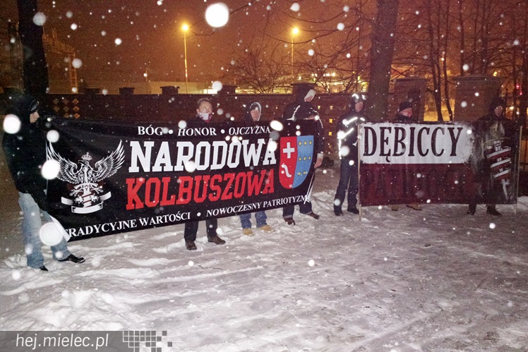 Cześć i chwała bohaterom - w śnieżycy na Cmentarzu Parafialnym w Mielcu