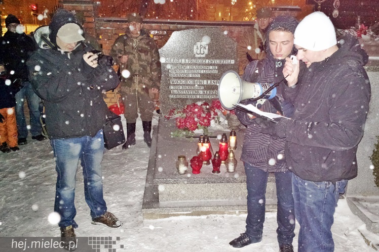 Cześć i chwała bohaterom - w śnieżycy na Cmentarzu Parafialnym w Mielcu