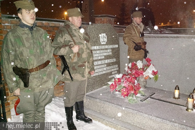 Cześć i chwała bohaterom - w śnieżycy na Cmentarzu Parafialnym w Mielcu