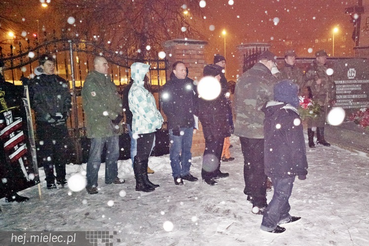 Cześć i chwała bohaterom - w śnieżycy na Cmentarzu Parafialnym w Mielcu