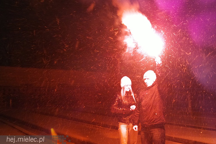 Cześć i chwała bohaterom - w śnieżycy na Cmentarzu Parafialnym w Mielcu