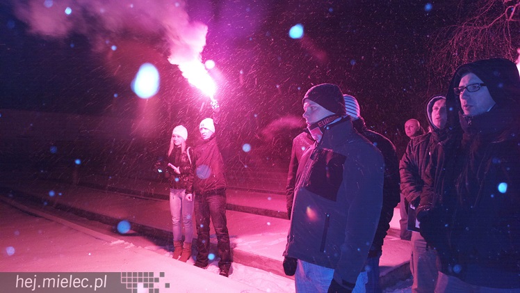 Cześć i chwała bohaterom - w śnieżycy na Cmentarzu Parafialnym w Mielcu