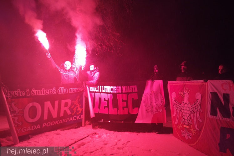 Cześć i chwała bohaterom - w śnieżycy na Cmentarzu Parafialnym w Mielcu