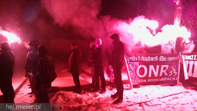 Cześć i chwała bohaterom - w śnieżycy na Cmentarzu Parafialnym w Mielcu
