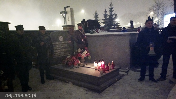 Cześć i chwała bohaterom - w śnieżycy na Cmentarzu Parafialnym w Mielcu