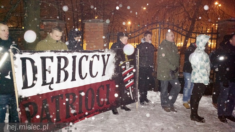 Cześć i chwała bohaterom - w śnieżycy na Cmentarzu Parafialnym w Mielcu