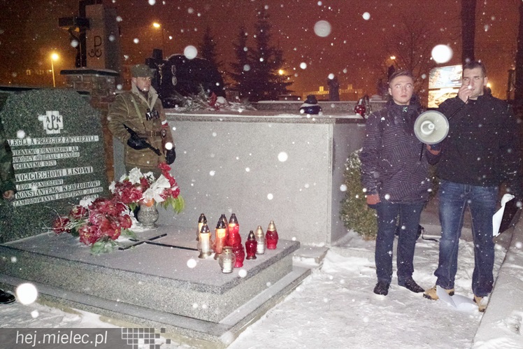 Cześć i chwała bohaterom - w śnieżycy na Cmentarzu Parafialnym w Mielcu