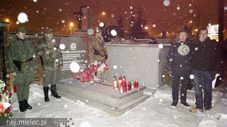 Cześć i chwała bohaterom - w śnieżycy na Cmentarzu Parafialnym w Mielcu