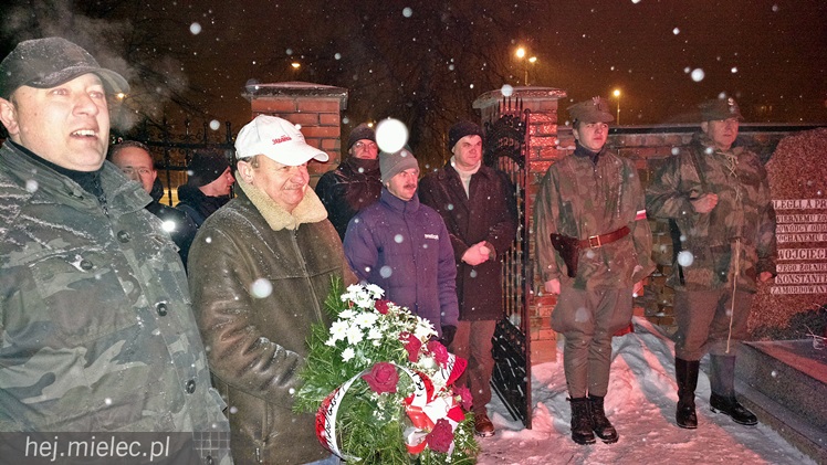 Cześć i chwała bohaterom - w śnieżycy na Cmentarzu Parafialnym w Mielcu