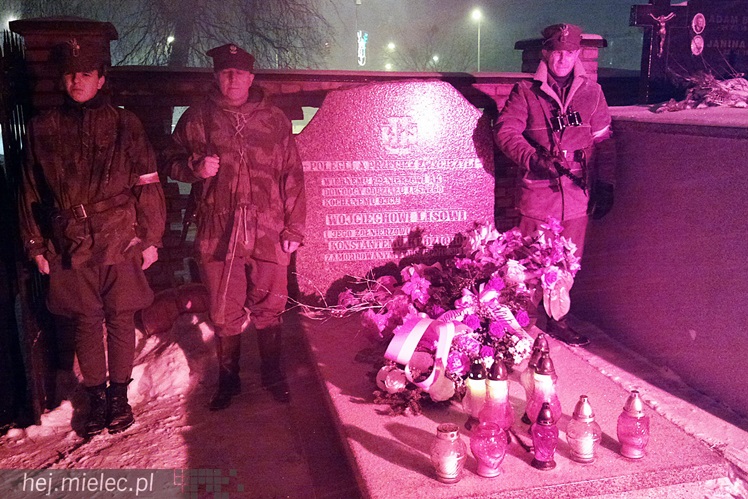 Cześć i chwała bohaterom - w śnieżycy na Cmentarzu Parafialnym w Mielcu