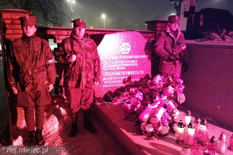 Cześć i chwała bohaterom - w śnieżycy na Cmentarzu Parafialnym w Mielcu