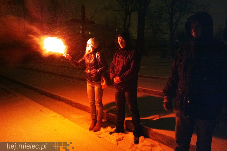 Cześć i chwała bohaterom - w śnieżycy na Cmentarzu Parafialnym w Mielcu