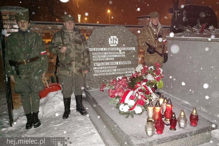 Cześć i chwała bohaterom - w śnieżycy na Cmentarzu Parafialnym w Mielcu