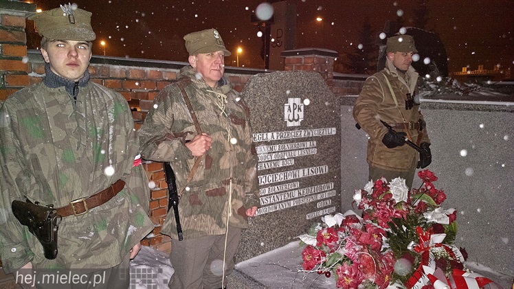 Cześć i chwała bohaterom - w śnieżycy na Cmentarzu Parafialnym w Mielcu