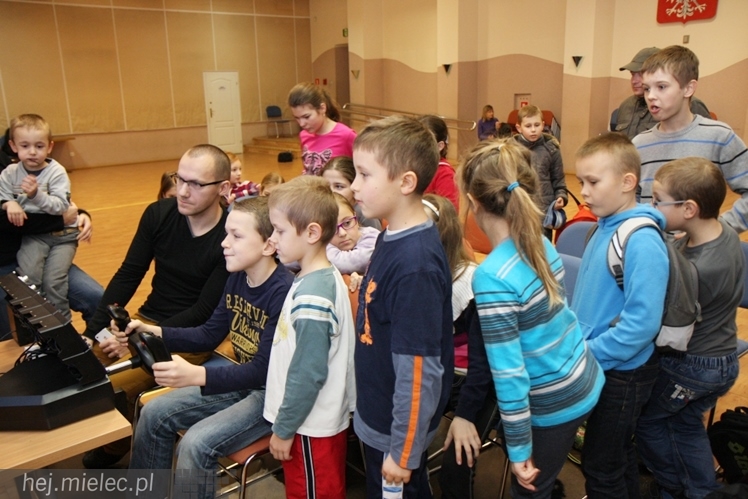 Symulator lotów robi furorę wśród mielczan i nie tylko. Przez trzy dni ferii latali najmłodsi