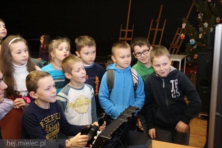 Symulator lotów robi furorę wśród mielczan i nie tylko. Przez trzy dni ferii latali najmłodsi