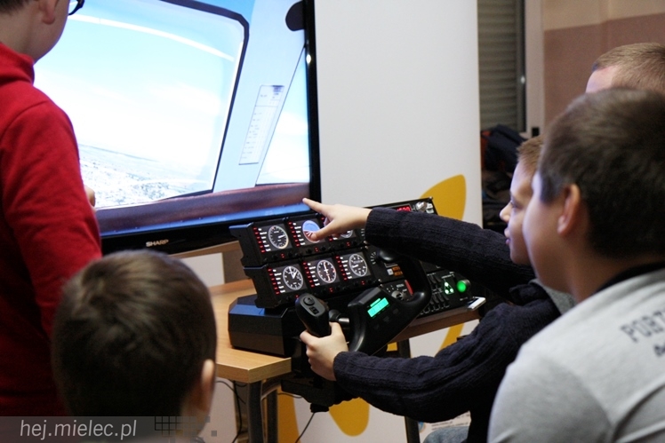 Symulator lotów robi furorę wśród mielczan i nie tylko. Przez trzy dni ferii latali najmłodsi