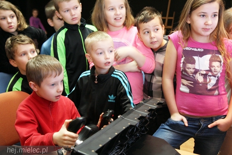 Symulator lotów robi furorę wśród mielczan i nie tylko. Przez trzy dni ferii latali najmłodsi